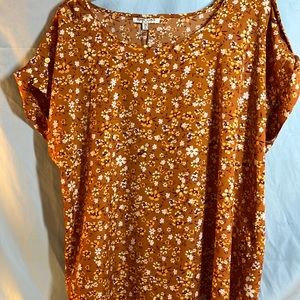 🔥 womans blouse with white flowers NWT🔥